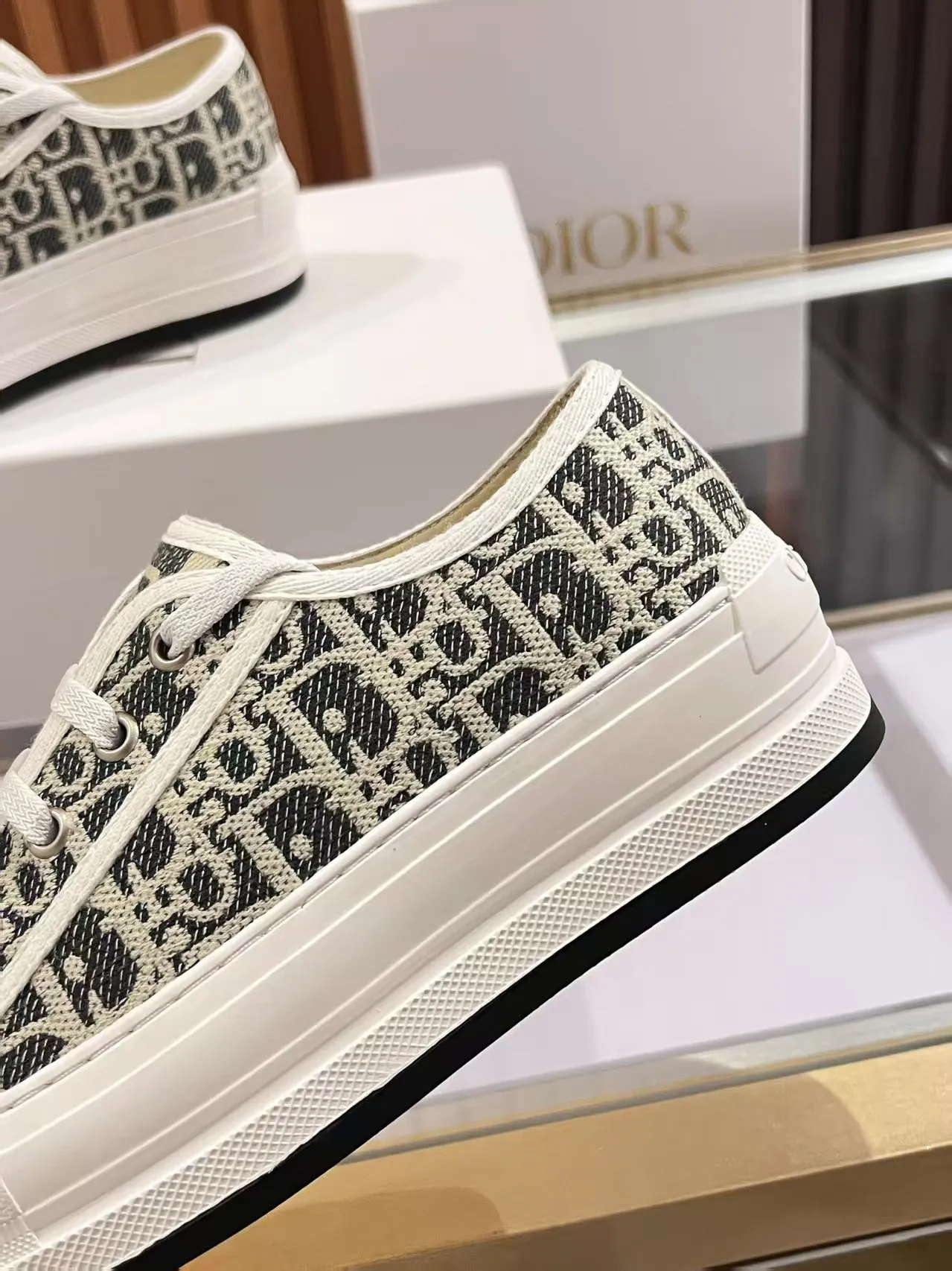 👟👟Ex-factory price 520👟👟 Walk‘n’Dior embroidered mid-top casual shoes are new in 2025. On the fashion stage, Dior embroidered shoes are the well-deserved protagonist. Delicate stitching is used on the upper, every stitch is devoted to the craftsman's efforts, and every thread is woven with artistic poetry. From complex floral patterns to smart geometric textures, embroidery is like the magic that gives shoes life, allowing them to show dynamic beauty even in static conditions.   Wearing Dior embroidered shoes feels like stepping into a dream world full of art. It is not only a pair of shoes, but also a walking piece of art that perfectly integrates fashion and culture. Whether you are strolling on the bustling city streets or attending important social occasions, Dior embroidered shoes can add unique charm to your style and become the focus of everyone's attention.   Choosing Dior embroidered shoes means choosing a persistent pursuit of quality and a unique understanding of fashion. Let it accompany you through every wonderful moment and leave your own fashion mark.  Material: Sheepskin lining, feet, silk cowhide, size 35-41, heel height 5cm